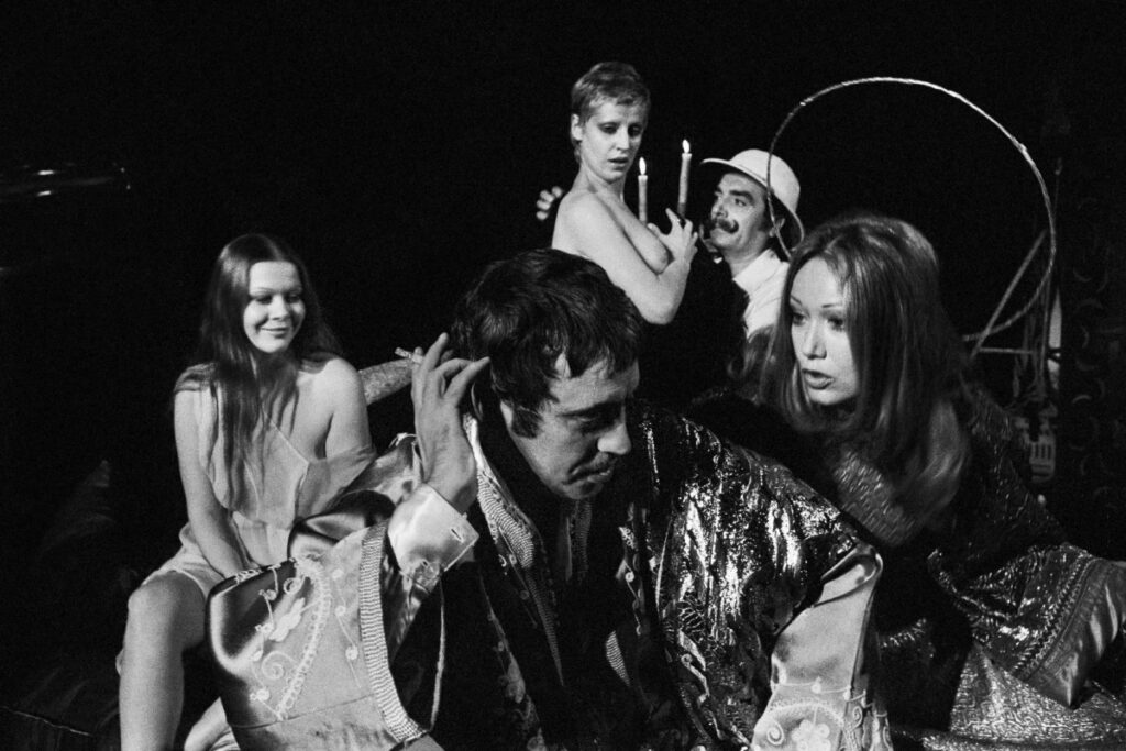 Carmelo Bene, Lydia Mancinelli, Isabelle Russo, Imelde Marani, Alfiero Vincenti. Nostra Signora dei Turchi, Teatro delle Arti, Roma, 1973. © Claudio Abate