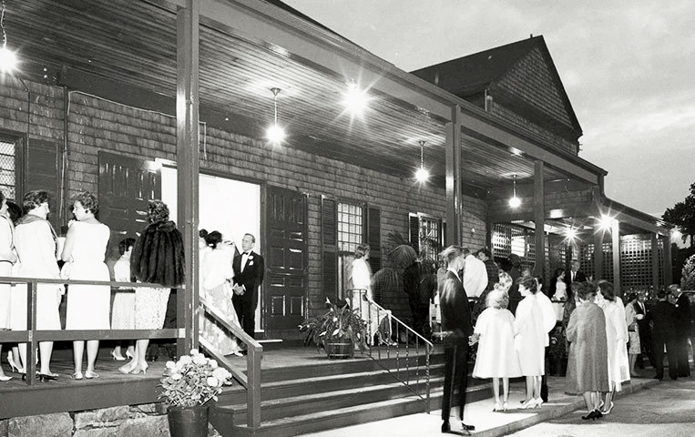 Une soirée au Casino Théâtre de Newport, ouvert en juillet 1880.