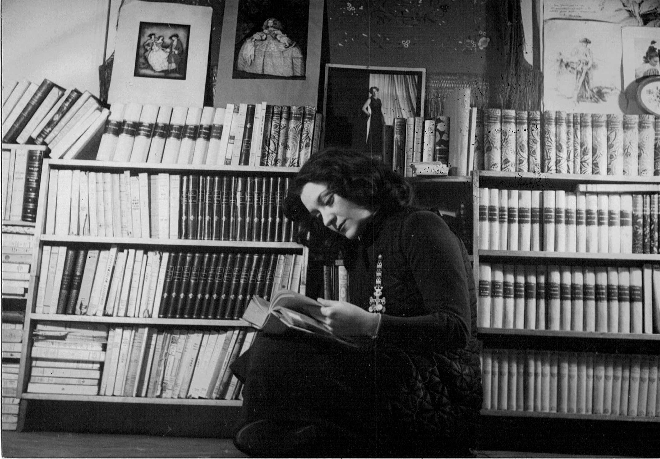 Fig. A : Maria Casarès dans la bibliothèque de sa maison d’Alloue. © Maison Maria Casarès.