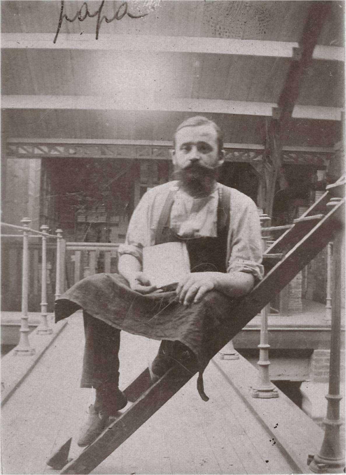 Fig. A – Photographie d’un ouvrier-décorateur prise par son fils, vers 1910. © Société d’histoire du théâtre.