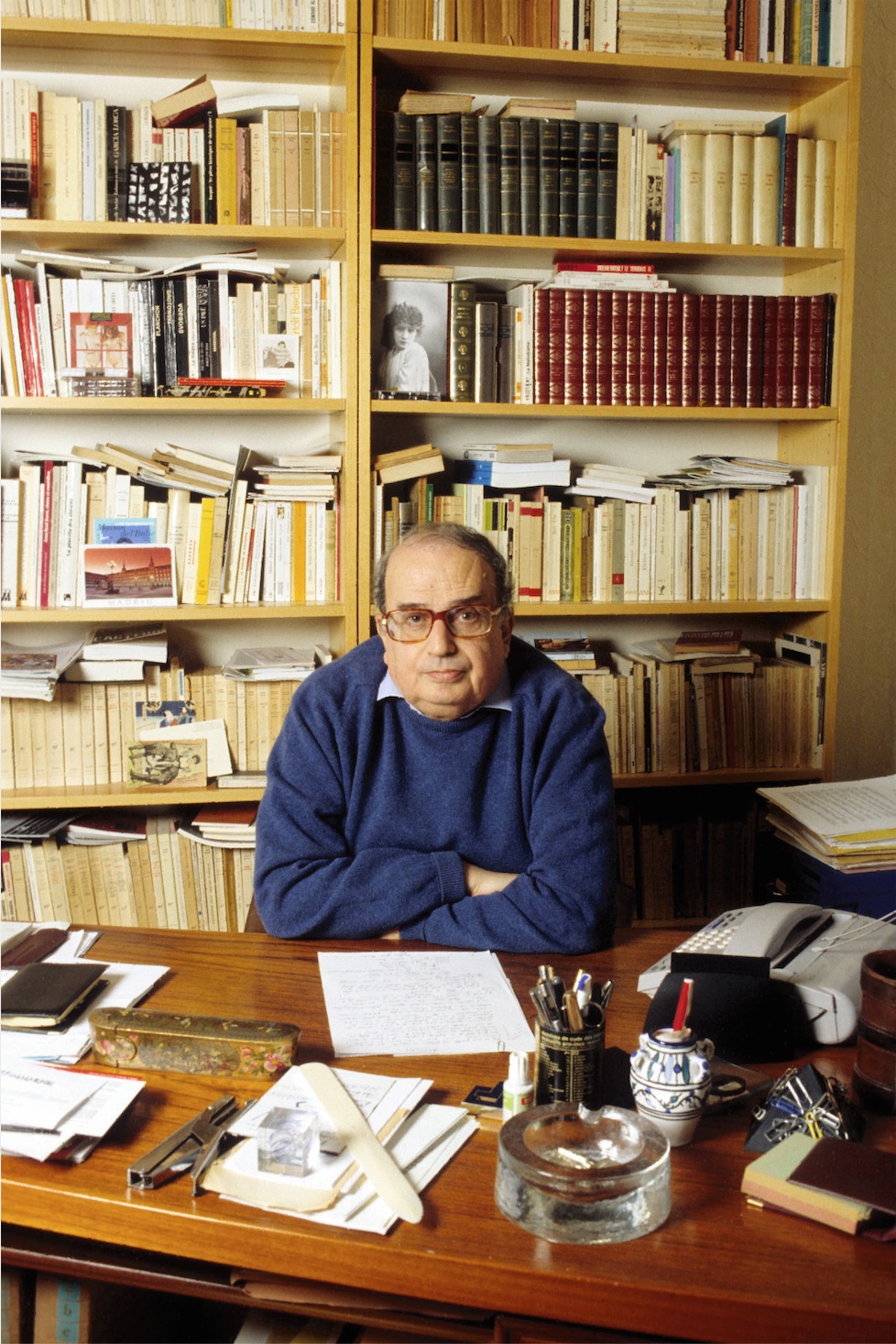 Robert Abirached dans son bureau à Paris en 1994. © Bridgeman