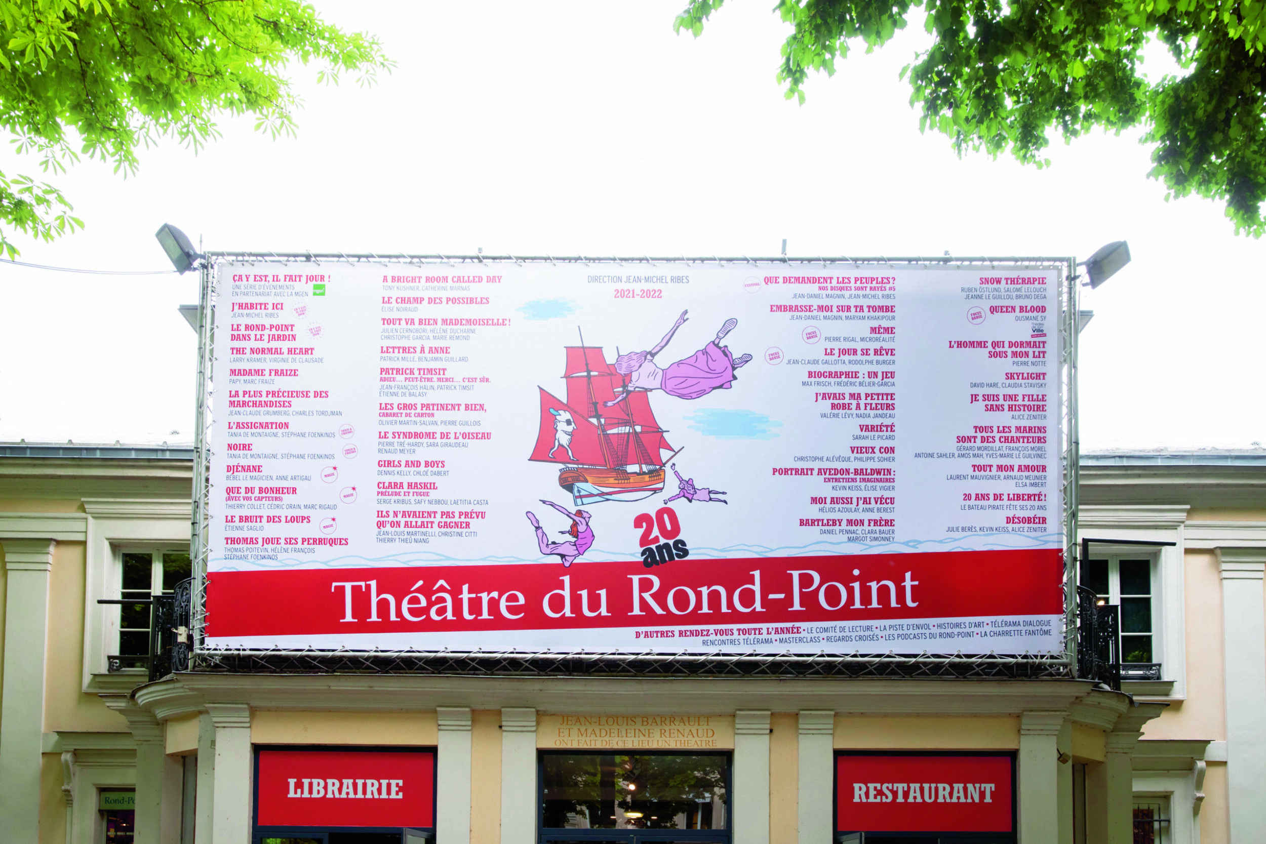 Façade du Théâtre du Rond-Point au croisement des Champs-Elysées et de l'avenue Montaigne (Paris). © Giovanni Cittadini Cesi.