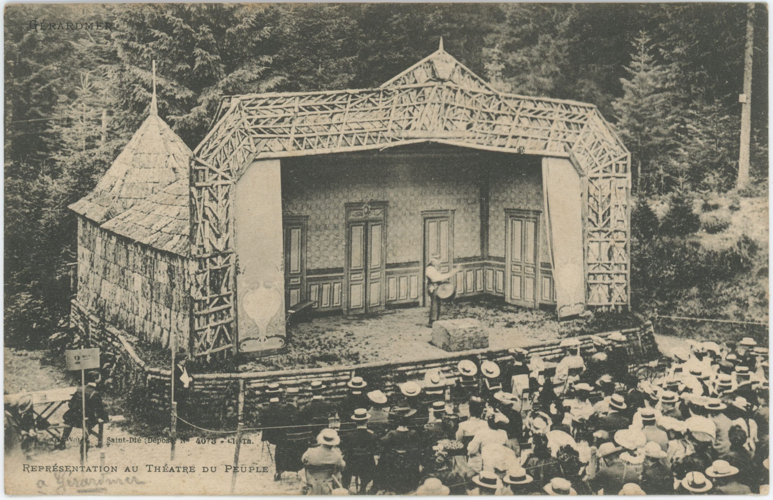 « Gérardmer / Représentation au Théâtre du Peuple ». Carte postale illustrée éditée par Ad. Weick à Saint-Dié