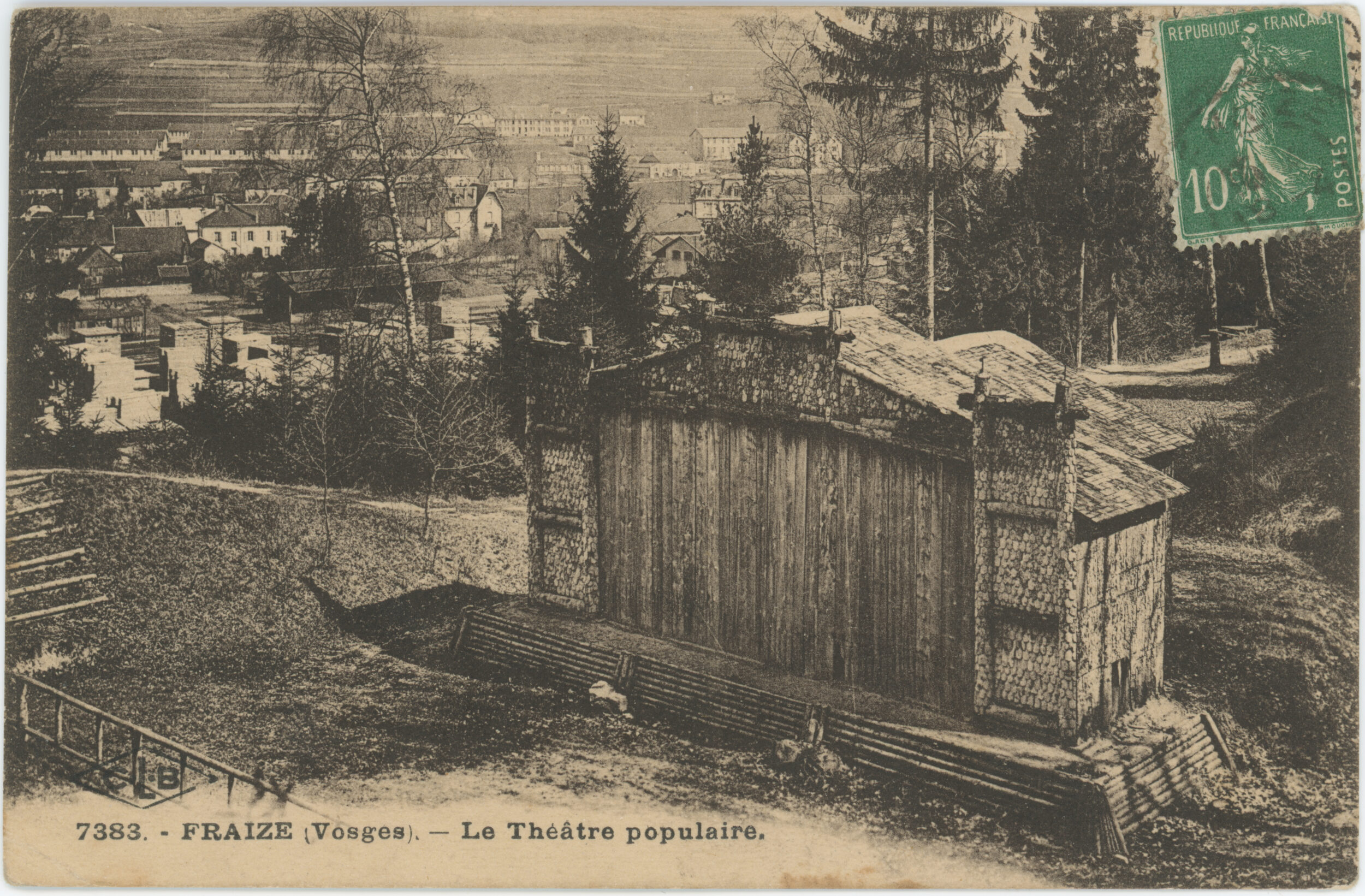 «  Fraize (Vosges). — Le Théâtre populaire. » Carte postale illustrée éditée par Camille Lardier à Besançon