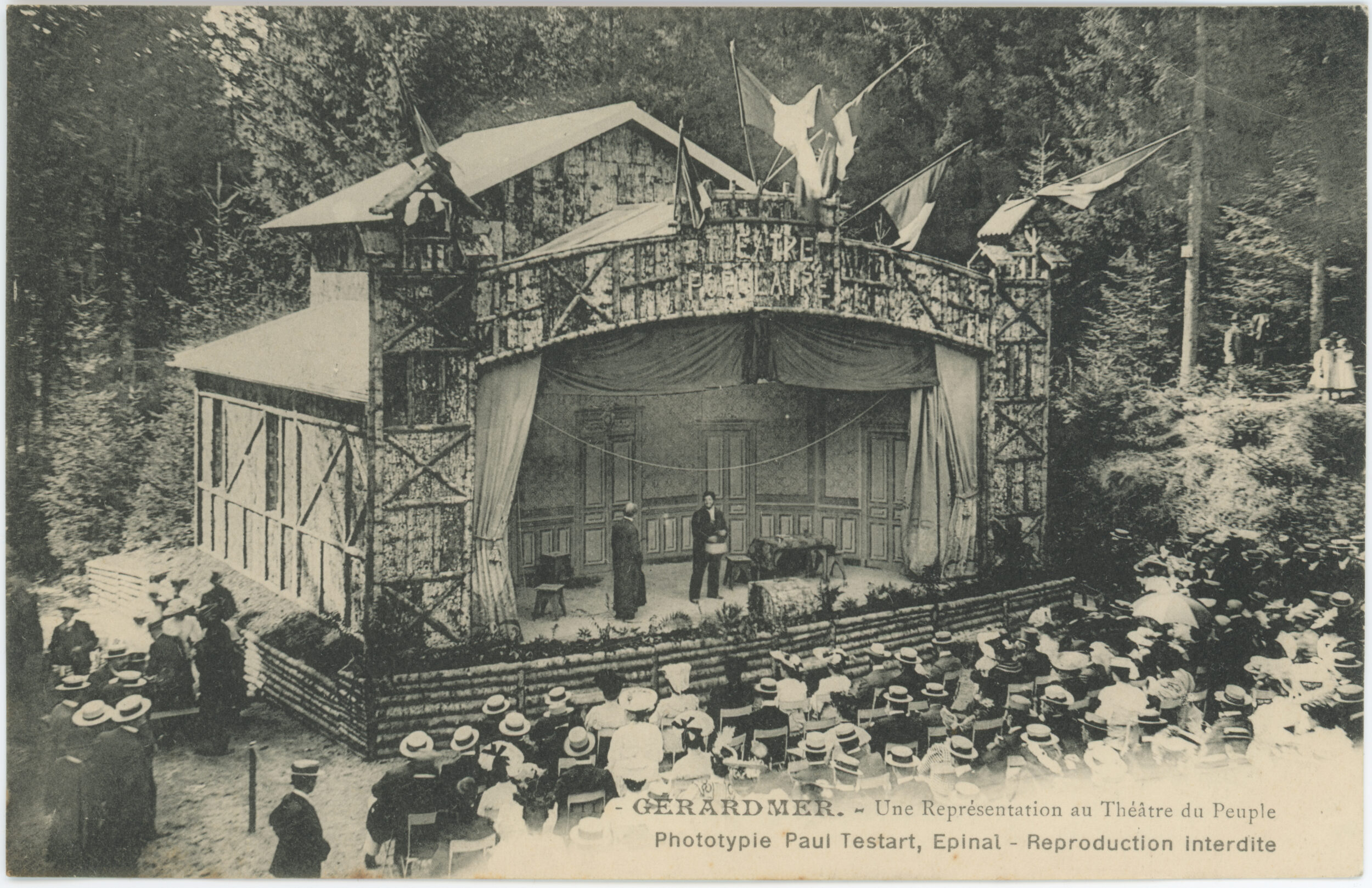 « 111. — Gérardmer. — Une Représentation au Théâtre du Peuple ». Carte postale illustrée, édition et phototypie réalisées par Paul Testart à Épinal