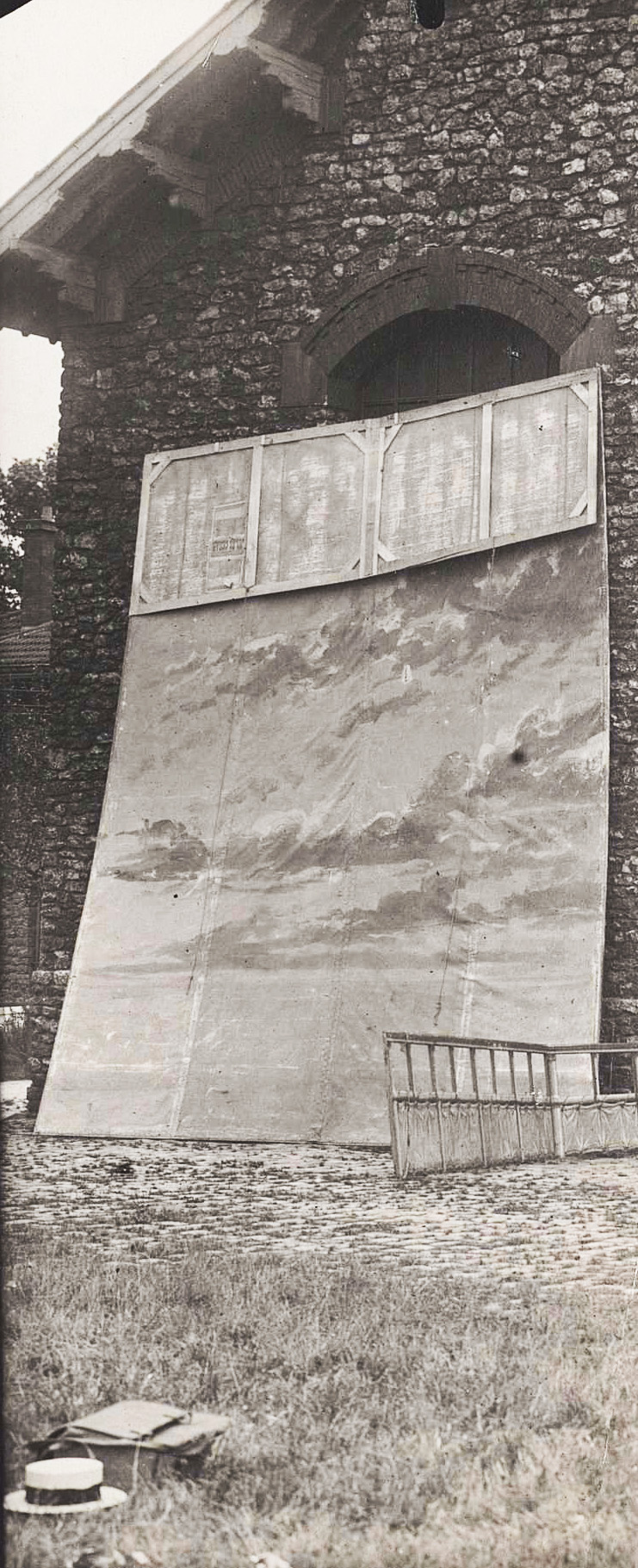 Fond de ciel, posé contre un mur en extérieur, Théâtre de Odéon, première moitié du XXe siècle. Archives nationales