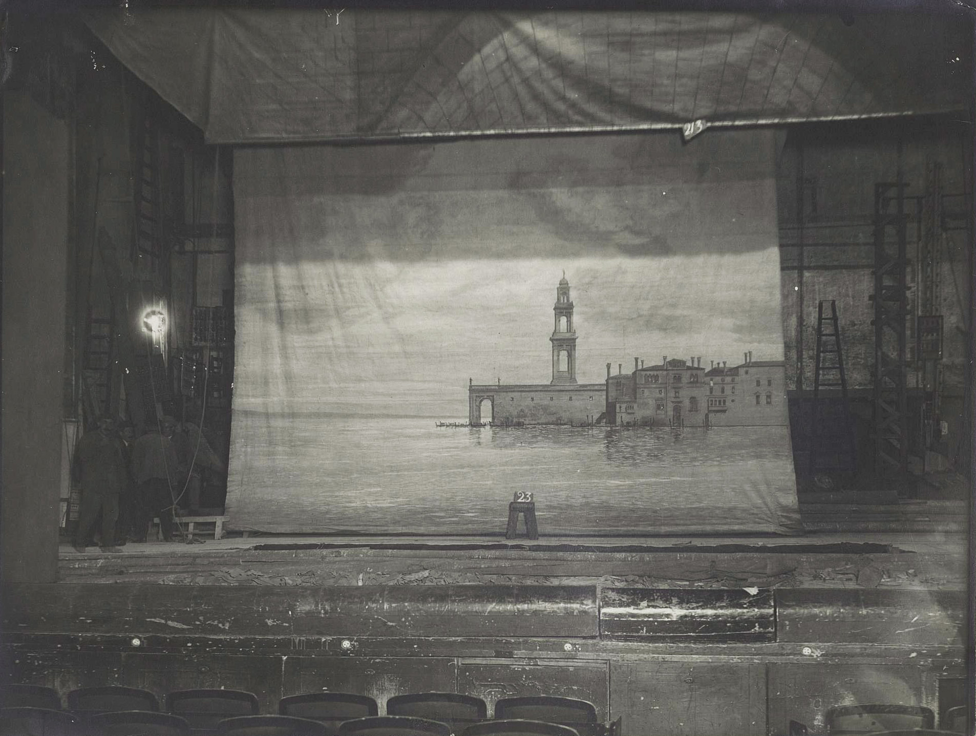 « Décor 23 », photographie de décor du Théâtre de l’Odéon, première moitié du XXe siècle. Archives nationales