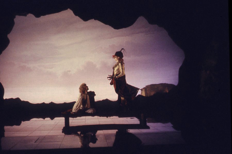 L’Illusion, de Corneille, mise en scène de Giorgio Strehler, Théâtre de l’Odéon, 1985. Photographie © Luigi Ciminaghi