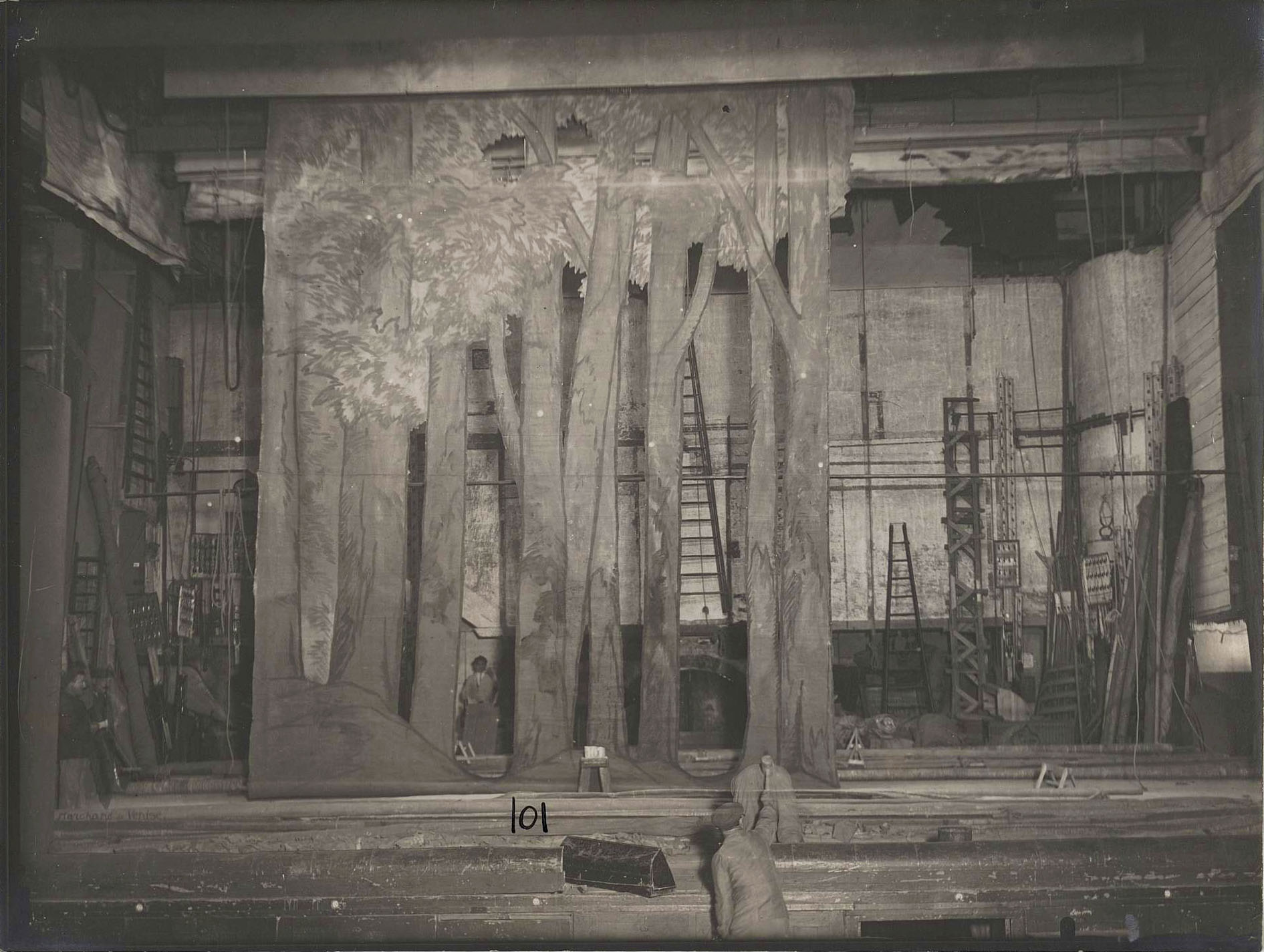 « Décor 101 », photographie de décor du Théâtre de l’Odéon, première moitié du XXe siècle. Archives nationales