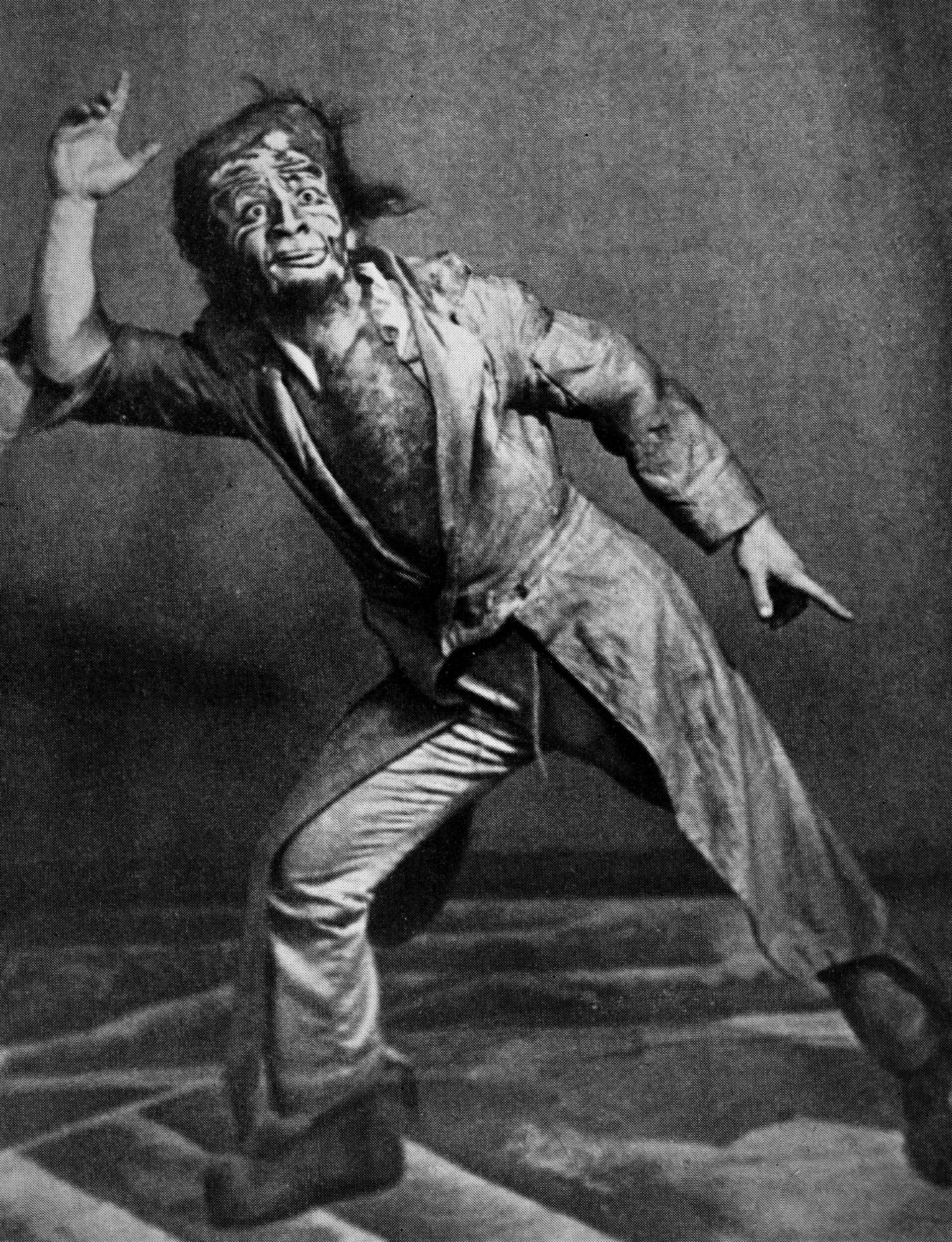Photographie de Mikhoels dans le rôle du Badhen 1 dans La Nuit sur le vieux marché de I. L. Peretz. Mise en scène : A. Granovski ; décors, costumes et grimages : R. Falk. GOSET, 1925. 