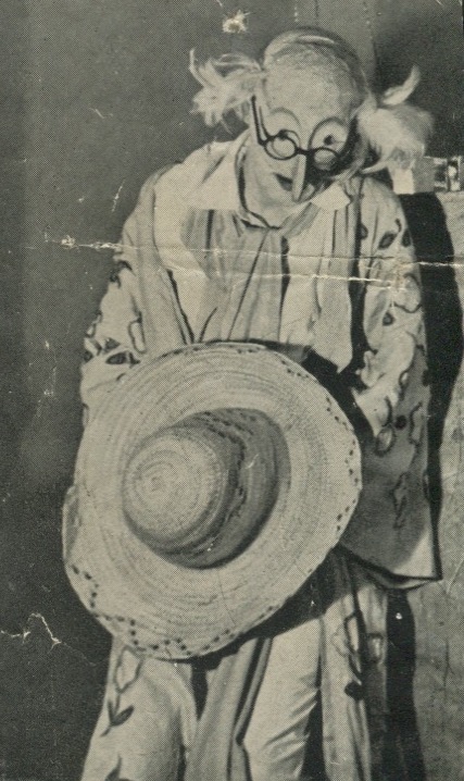 Photographie de l'Oncle Sébastien dans Une Aventure de Babar, coupure de presse, sans titre, sans date  [1936 ?], SHT, Fonds Léon Chancerel, Boîte BIV (1)