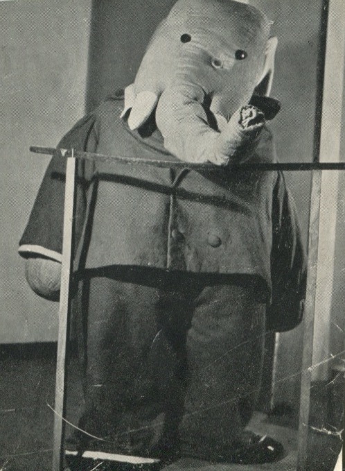 Photographie de Babar dans Une Aventure de Babar [1936 ?], coupure de presse, sans titre, sans date, SHT, Fonds Léon Chancerel, Boîte BIV (1)