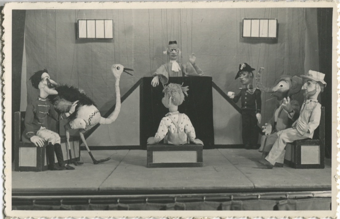 Carte postale photographique et publicitaire pour Une Aventure de Babar, mise en scène du Théâtre de Marionnettes Les Petits-Tréteaux, Genève, s.d (1939 ?), SHT, Fonds Léon Chancerel, Boîte IV