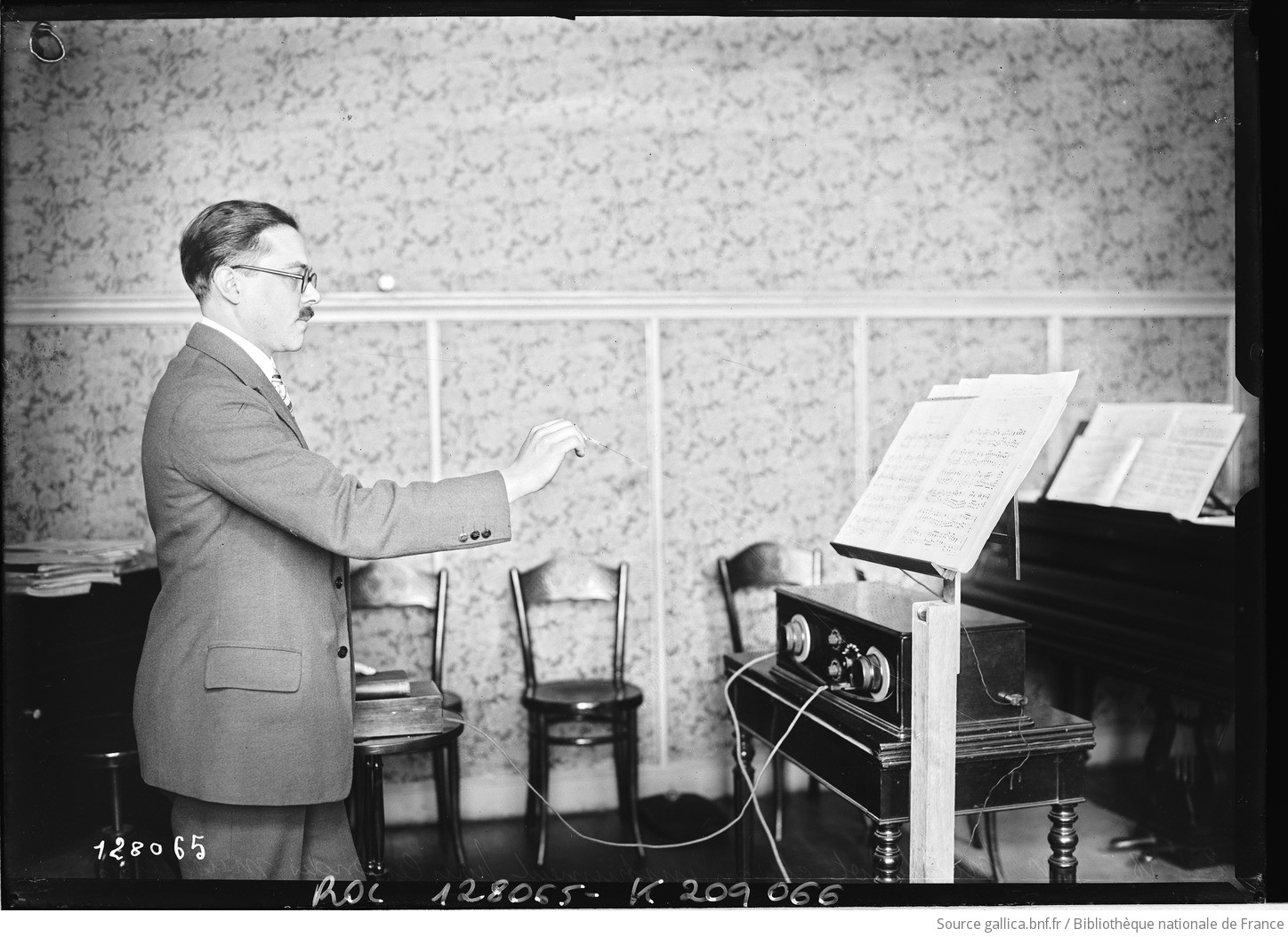 Photographie de presse, "Monsieur Martenot expérimentant son instrument des ondes musicales",  Agence Rol, 1928, BnF, https://gallica.bnf.fr/ark:/12148/btv1b531977546