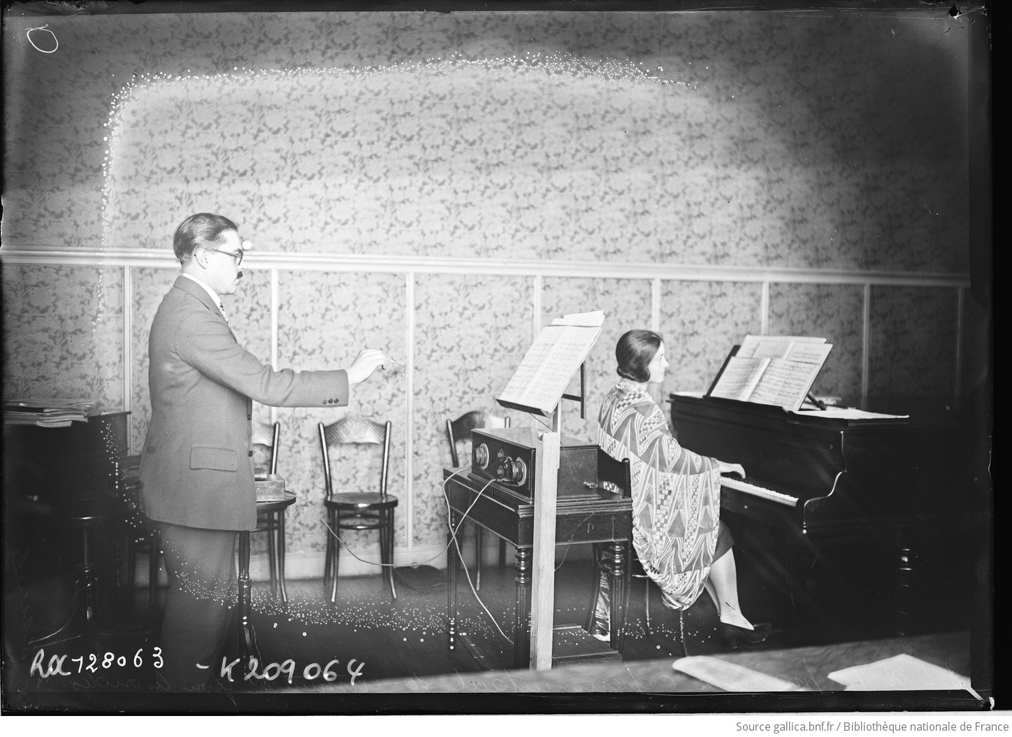 Photographie de presse, "Monsieur Martenot expérimentant son instrument des ondes musicales", Agence Rol, 1928, BnF, https://gallica.bnf.fr/ark:/12148/btv1b531978534