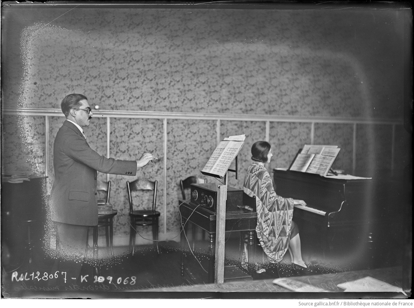 Photographie de presse, "Monsieur Martenot expérimentant son instrument des ondes musicales",  Agence Rol, 1928, BnF, https://gallica.bnf.fr/ark:/12148/btv1b53197852p 