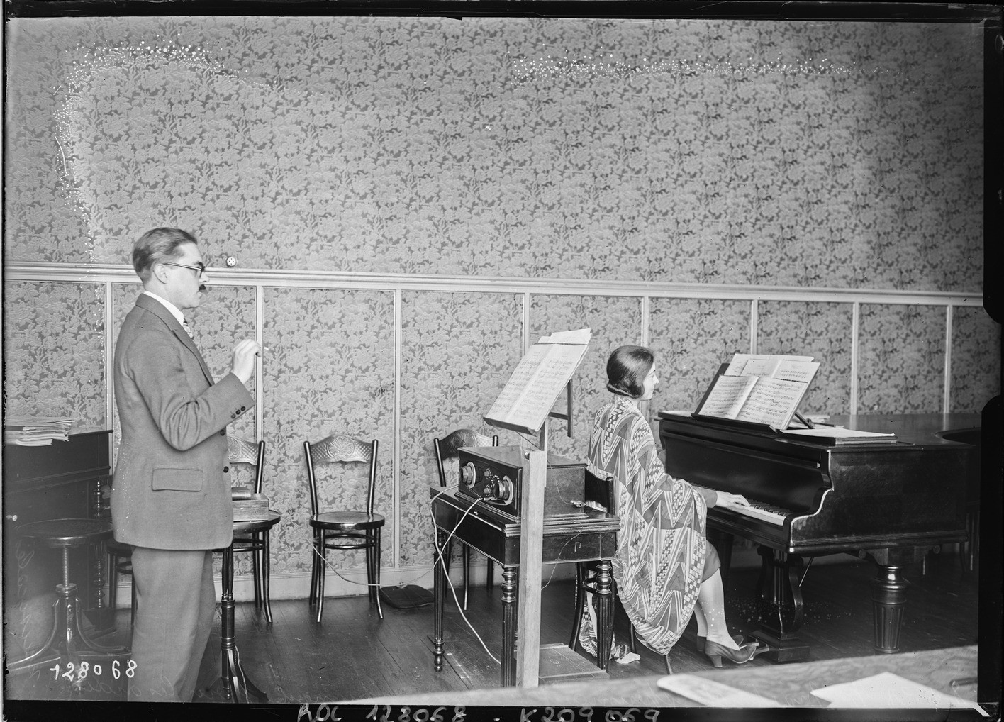 Photographie de presse, "Monsieur Martenot expérimentant son instrument des ondes musicales", Agence Rol, 1928, BnF, https://gallica.bnf.fr/ark:/12148/btv1b531977546
