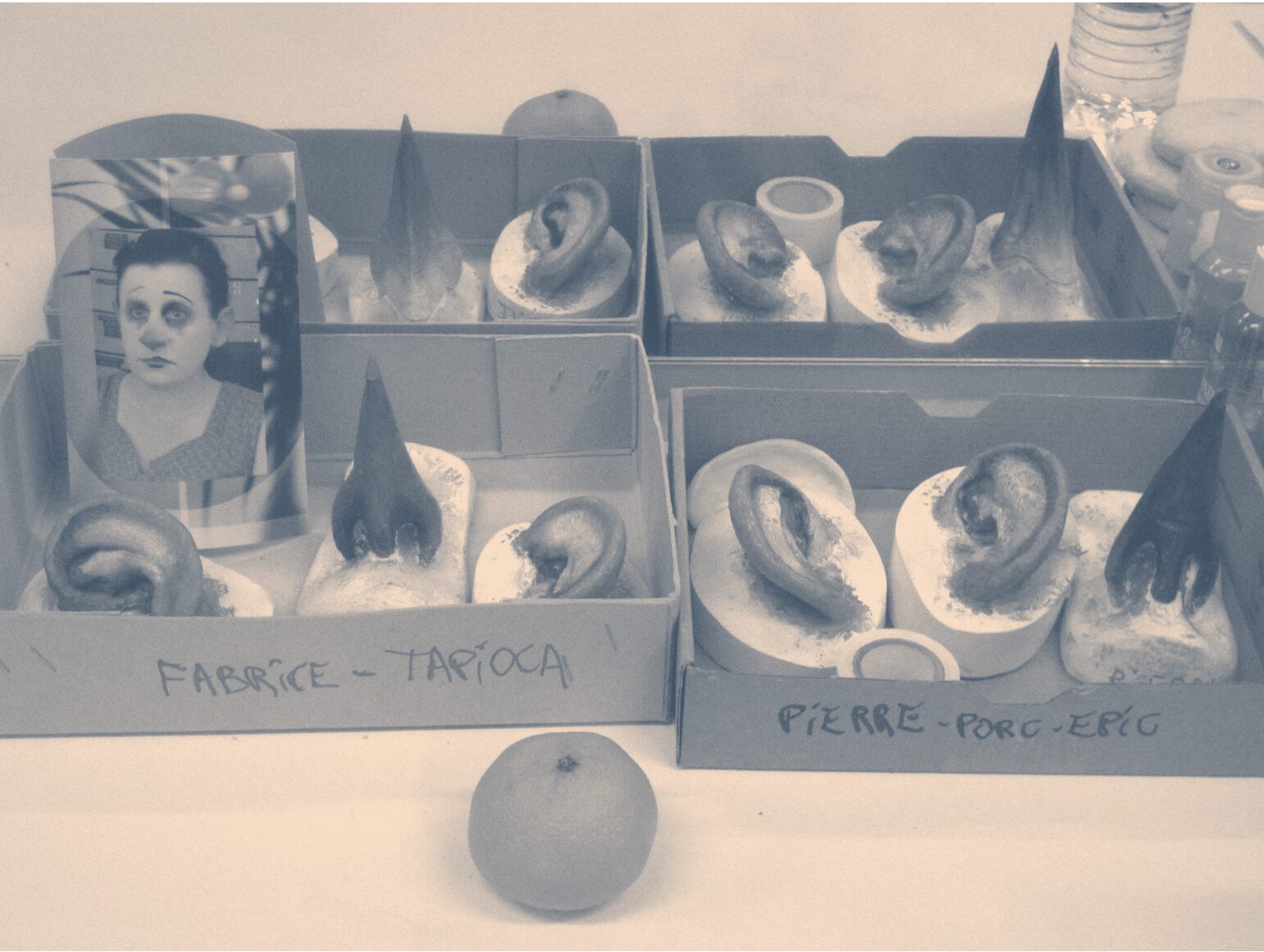 2	Maquette de nez et d’oreilles pour L'Étoile d’Emmanuel Chabrier,  mise en scène Jérôme Savary, Grand Théâtre de Genève, 2009. Archive Cécile Kretschmar