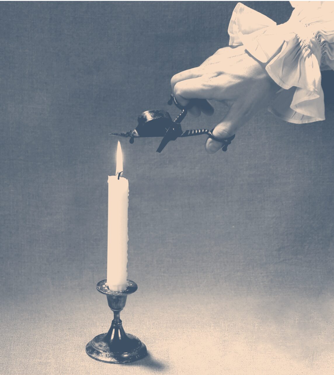 2	Mouchage d’une chandelle, opération consistant à ajuster la hauteur de la mèche. Reconstitution réalisée avec les étudiants de l’Ensatt (photo de l’auteur).